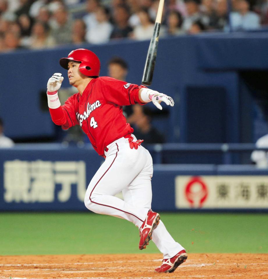 　４回、左越えに２ランを放つ小窪（撮影・高部洋祐）