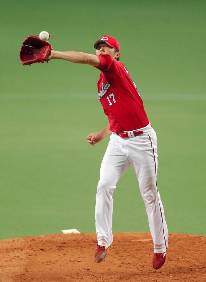 １回、大島の打球に反応する岡田