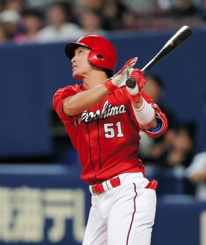 ２回広島無死一・二塁、左越えに先制の適時二塁打を放つ広島・鈴木＝ナゴヤドーム（撮影・高部洋祐）