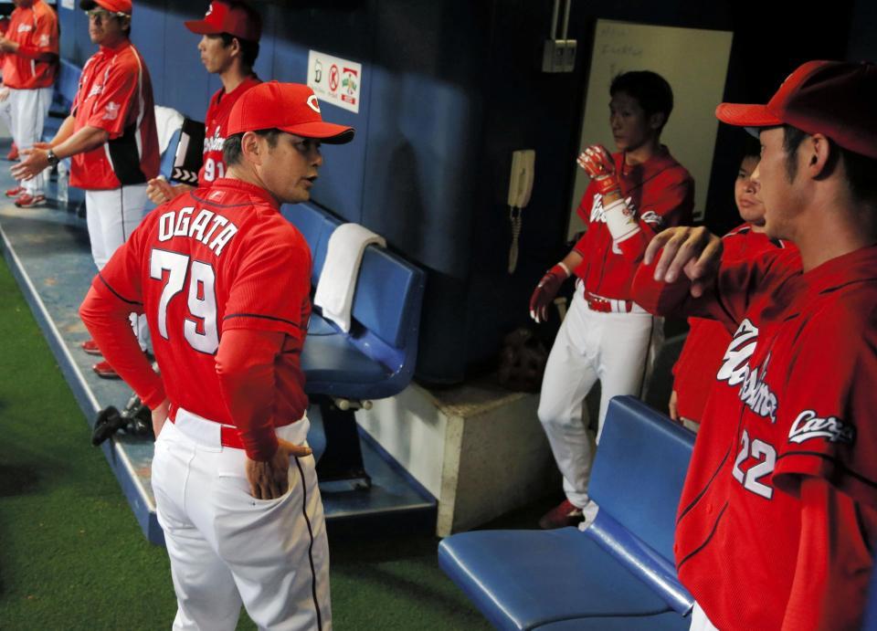 ８回、降板した中村恭平（右）に声をかける緒方監督＝ナゴヤドーム（撮影・高部洋祐）