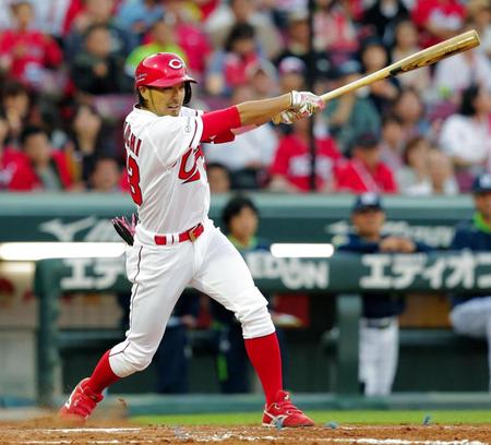 ２回広島１死一、三塁、菊池は中前に適時打を放つ＝マツダスタジアム（撮影・吉澤敬太）