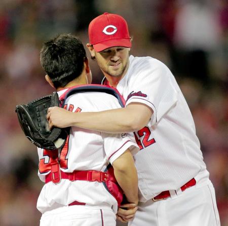 　完封勝利を挙げ、石原（左）と抱き合うジョンソン