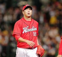 ４回、先制を許し悔しそうな表情でベンチへ戻る広島・黒田博樹＝甲子園