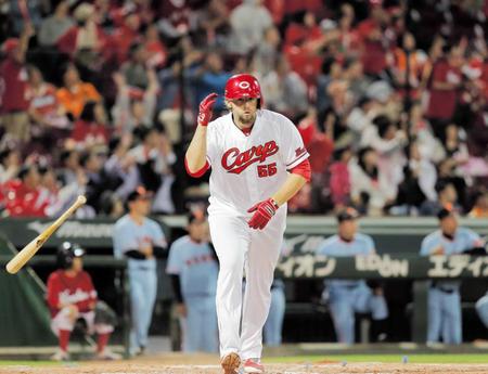 　８回、２ランを放つエルドレッド（撮影・吉澤敬太）