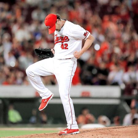 　９回、アンダーソンを三振に仕留め、ガッツポーズで完封勝利を喜ぶジョンソン（撮影・吉澤敬太）