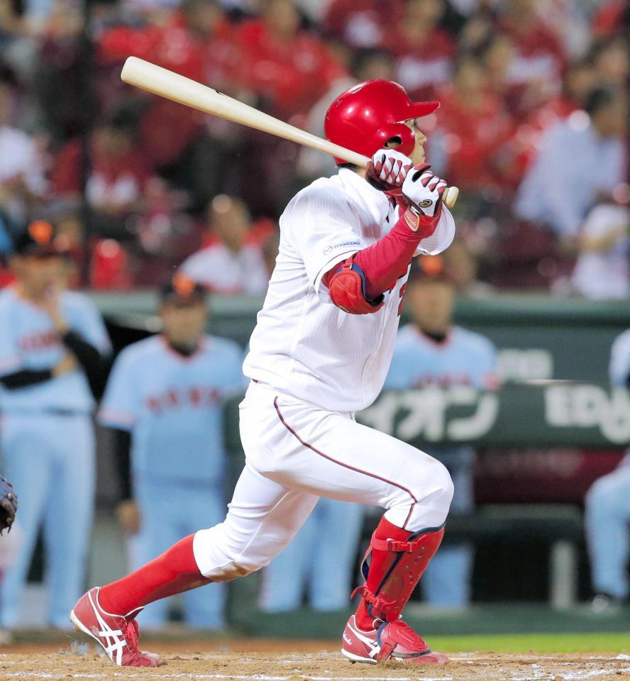 ６回、３ランを放つ田中（撮影・吉澤敬太）