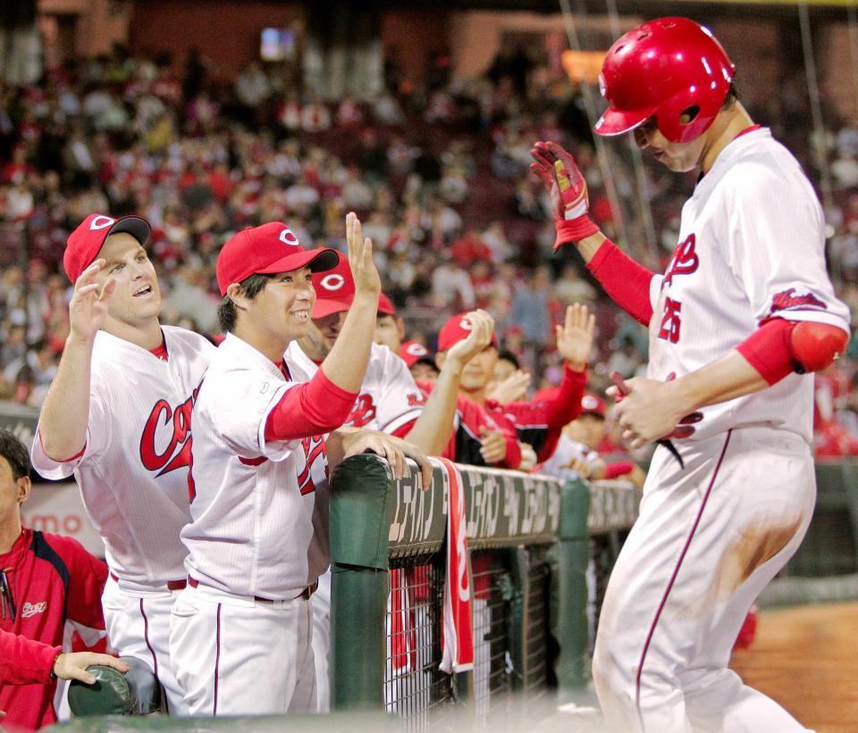 　８回、左前打を放った新井（右）を笑顔で迎える野村（中央）とヘーゲンズ（左）＝撮影・吉澤敬太