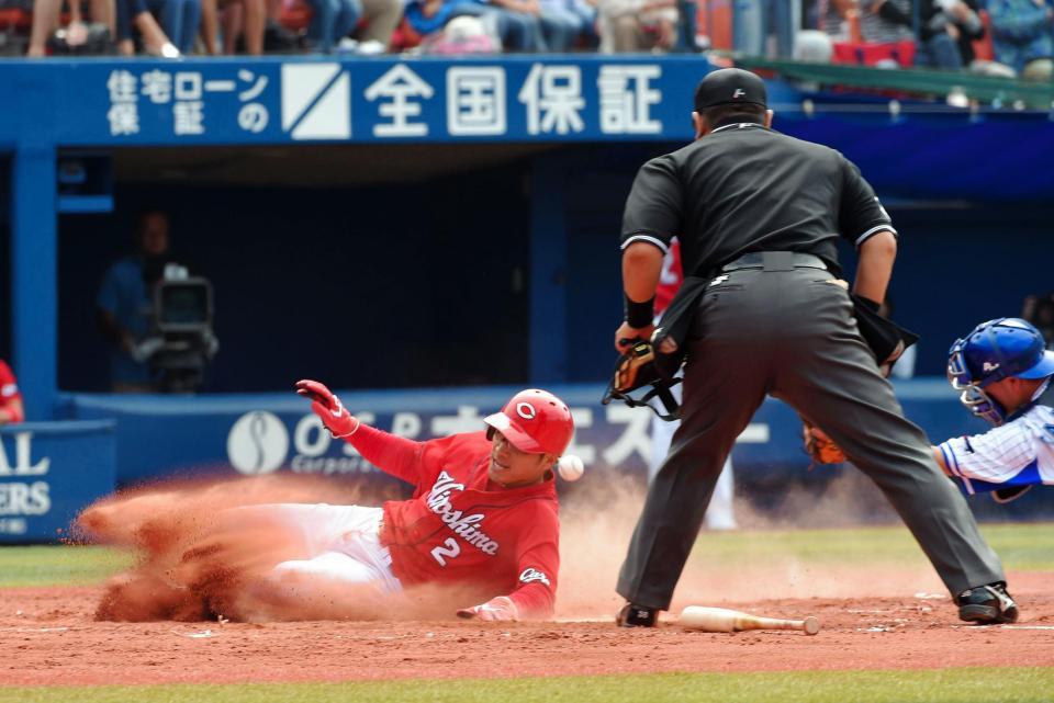 ４回、エルドレッドの左飛で生還する三走田中＝横浜スタジアム（撮影・堀内翔）