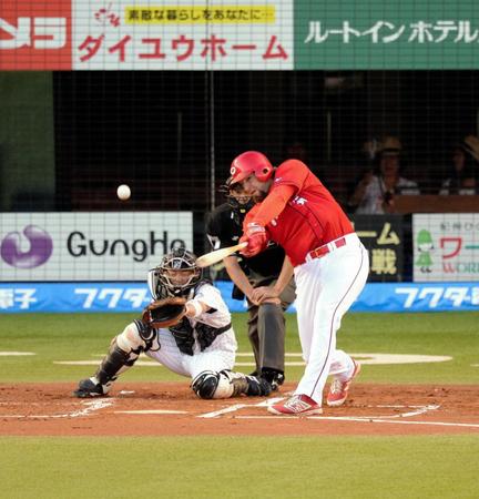 １回広島２死一二塁、先制の中前適時打を放つエルドレッド