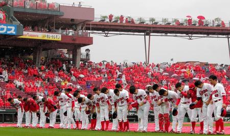 ５回後、雨天コールドとなり、客席に向かって挨拶する広島ナイン＝マツダスタジアム（撮影・吉澤敬太）