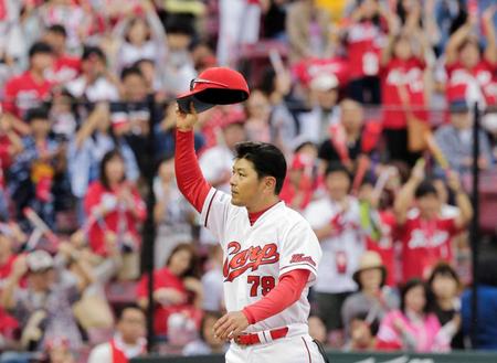 サヨナラ勝ちをおさめ、ファンの歓声に応える広島・緒方孝市監督＝マツダスタジアム（撮影・吉澤敬太）