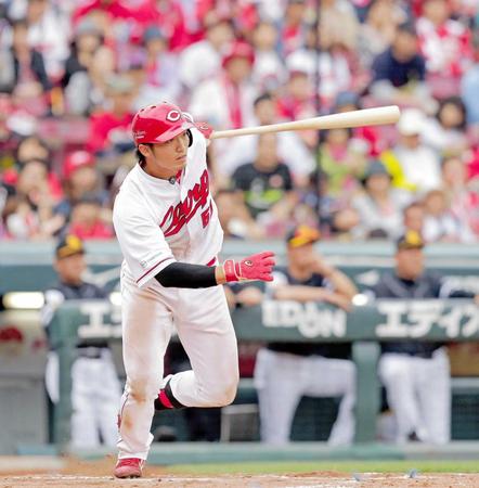 延長１１回、この日５安打目となる右前打を放つ鈴木　