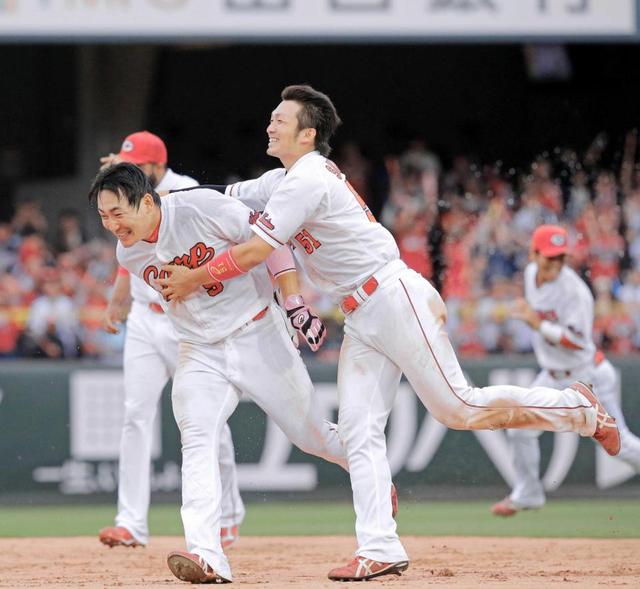 丸、サヨナラ打　１日で首位返り咲き