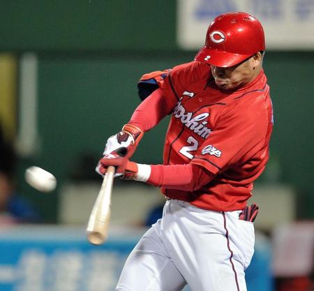 中越えに勝ち越しソロを放つ田中＝旭川スタルヒン球場（撮影・西岡正）