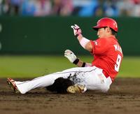 ３回広島１死一、三塁、丸佳浩は右越え適時二塁打を放ち、スライディング＝旭川スタルヒン球場（撮影・西岡正）