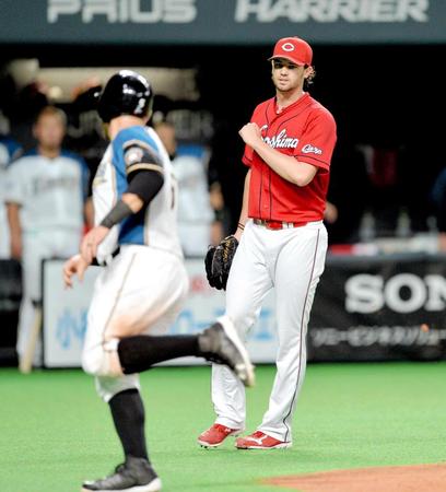 　４回、陽岱鋼に適時打を浴びて勝ち越され、悔しげにこぶしを握りしめるジョンソン（右）＝撮影・西岡正