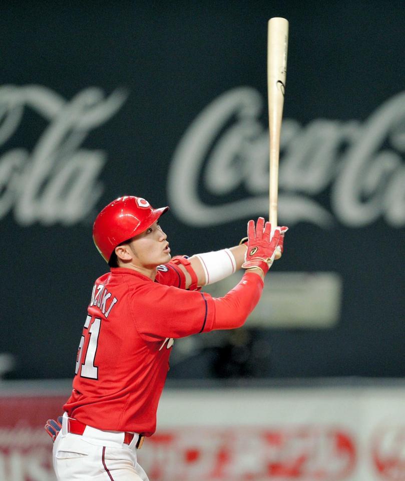 　４回、適時二塁打を放つ鈴木（撮影・西岡正）