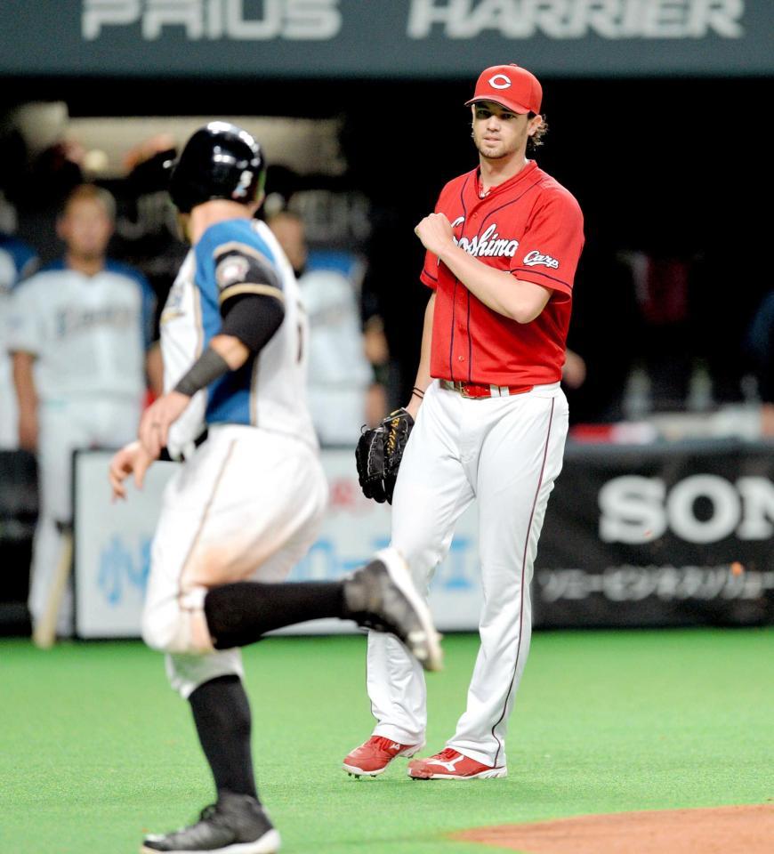 　４回、陽岱鋼に適時打を浴びて勝ち越され、悔しげにこぶしを握りしめるジョンソン（右）＝撮影・西岡正