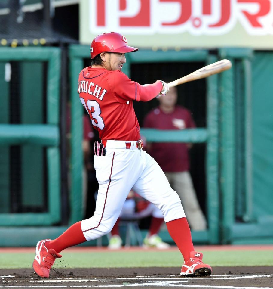 １回表広島、無死一塁、菊池涼介は左越えに２ランを放つ＝コボスタ宮城（撮影・佐々木彰尚）