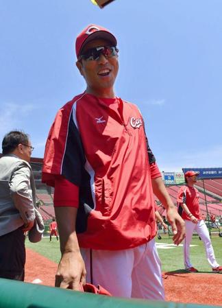 カメラの放列に向かって笑顔を見せる広島・黒田博樹。＝コボスタ宮城（撮影・佐々木彰尚）