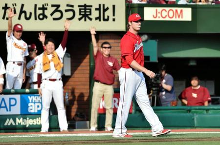 　８回、勝ち越し打を浴びた広島・ヘーゲンズ