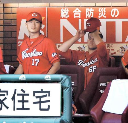 　８回に逆転を許したヘーゲンズ（右）と初勝利を逃した岡田（撮影・佐々木彰尚）