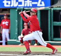 １回表広島無死、田中広輔は左越えソロを放つ＝コボスタ宮城（撮影・佐々木彰尚）