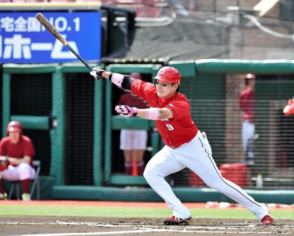 　１回、丸は中前に適時打を放つ（撮影・佐々木彰尚）