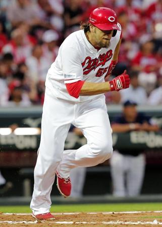 右足を痛め交代したエルドレッド＝マツダスタジアム（１５日）