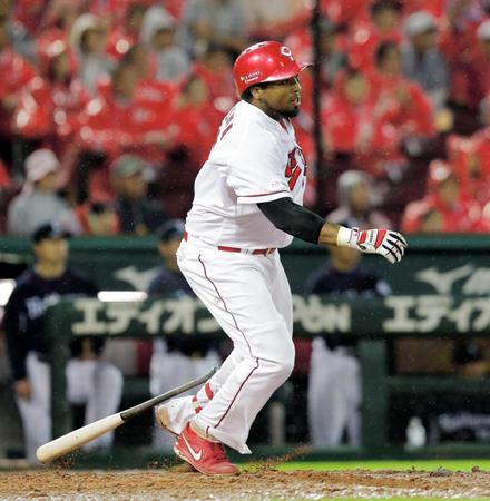 ５回広島１死二塁、エクトル・ルナは右前に適時打を放つ＝マツダスタジアム（撮影・吉澤敬太）