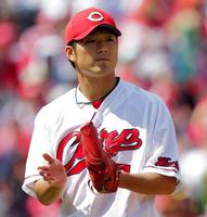 ３回、手をたたく岡田（撮影・吉澤敬太）