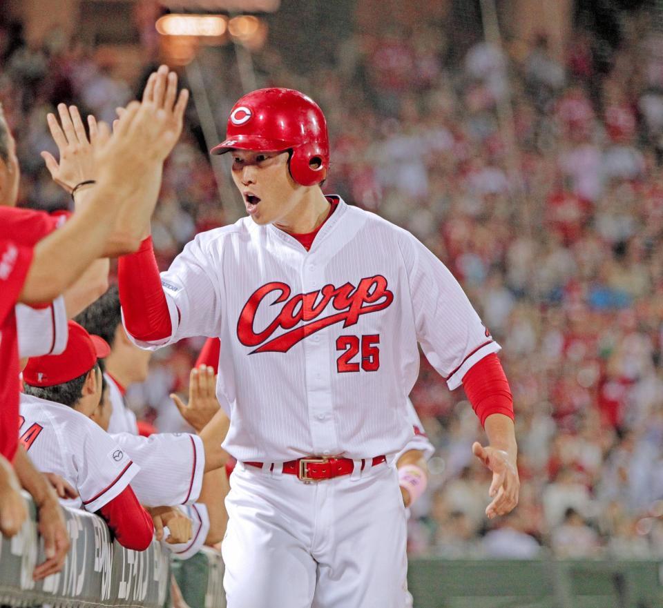 勝ち越しタイムリーを放ち、ナインと歓喜のタッチを交わす新井（撮影・吉澤敬太）