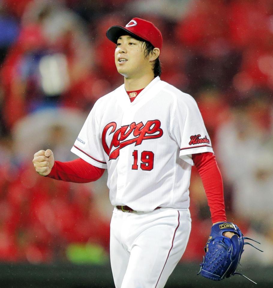 ５回西武２死一、二塁、鬼崎裕司を二直に仕留め、ガッツポーズを見せる広島・野村祐輔＝マツダスタジアム（撮影・吉澤敬太）