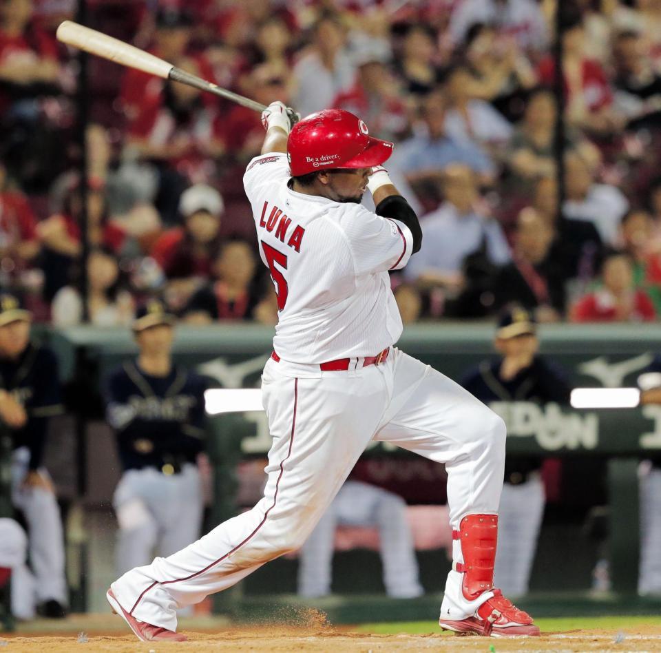 ９回広島２死一、二塁、エクトル・ルナは左線に同点となる２点適時二塁打を放つ＝マツダスタジアム（撮影・吉澤敬太）