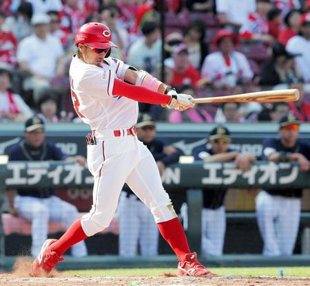 　９回、菊池は右前打を放つ（撮影・吉澤敬太）