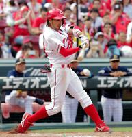 ５回広島１死満塁、菊池涼介の三塁ゴロをオリックス・奥浪鏡が適時失策＝マツダスタジアム（撮影・吉澤敬太）