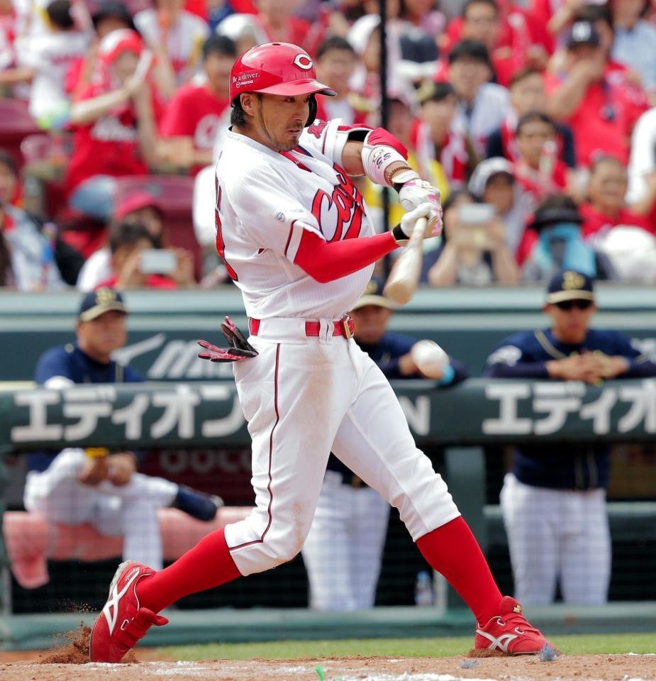 ５回広島１死満塁、菊池涼介の三塁ゴロをオリックス・奥浪鏡が適時失策＝マツダスタジアム（撮影・吉澤敬太）