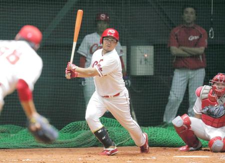 　シート打撃に臨む松山