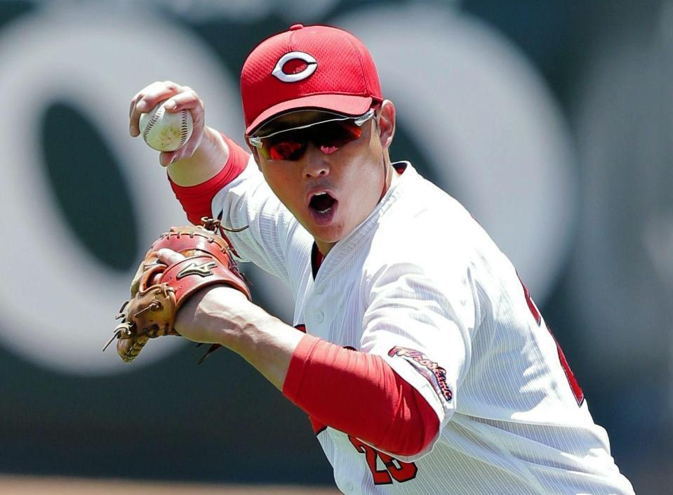 気合いの入った表情で練習する広島・新井＝マツダスタジアム（撮影・吉澤敬太）