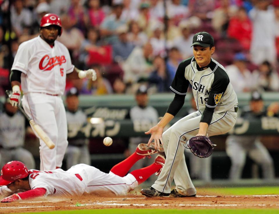 １回、エクトル・ルナの時、パスボールで先制を許す阪神・藤浪晋太郎。下は三走・田中広輔＝マツダスタジアム（撮影・吉澤敬太）
