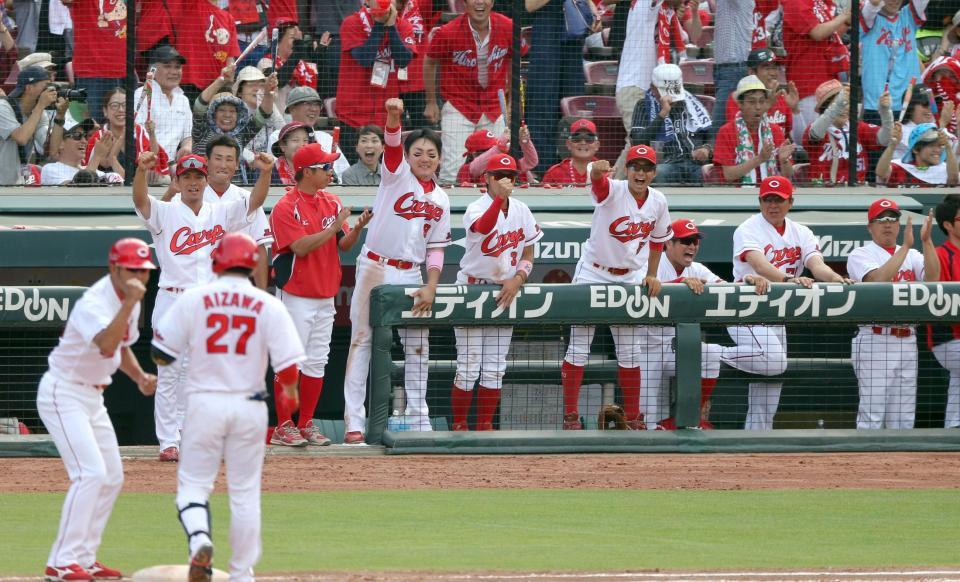 ９回広島２死満塁、左前へ同点打を放った広島・会沢翼（手前）にガッツポーズをするナイン＝マツダスタジアム