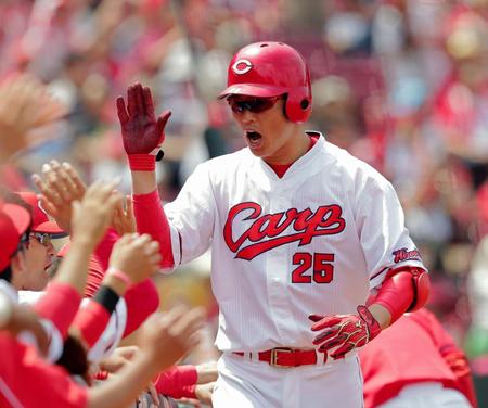 左越えに先制ソロを放ち、ナインとタッチを交わす広島・新井＝マツダスタジアム（撮影・吉澤敬太）