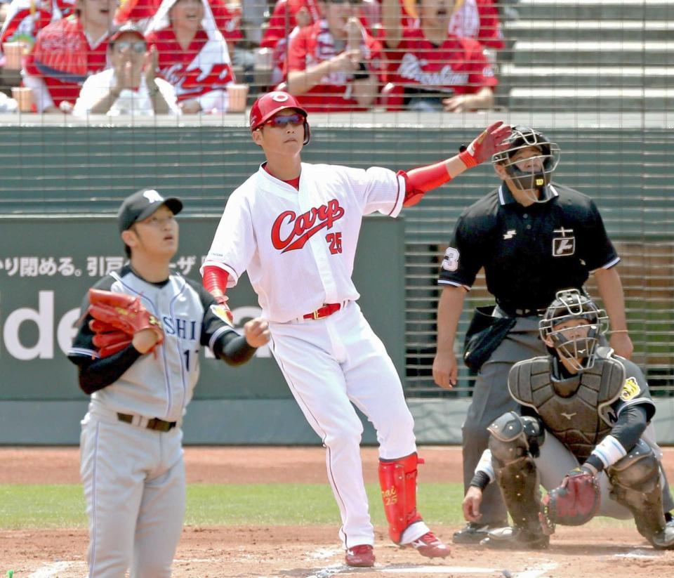 　２回、先制ソロを放つ新井＝撮影・田中太一