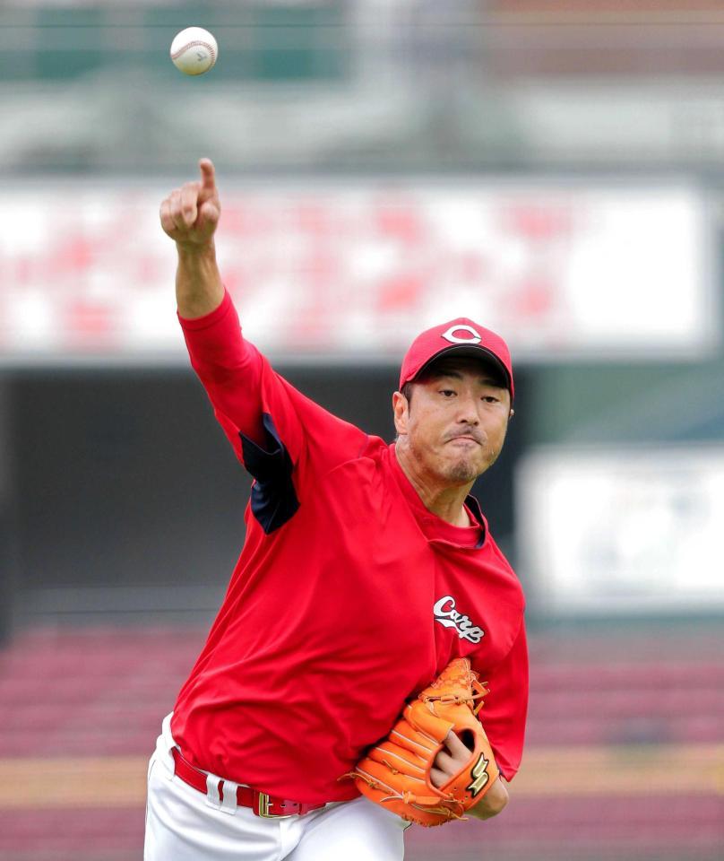 入念にキャッチ　ボールする黒田　