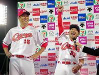 １１連勝し、お立ち台で「最高でーす！！」と叫ぶ広島・菊池涼介（右）と黒田博樹＝マツダスタジアム（撮影・吉澤敬太）