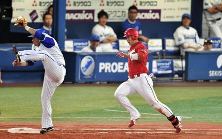 ３回、三塁ゴロで一塁へ走る広島・鈴木誠也。ＤｅＮＡのエリアンが一塁悪送球で先制点を挙げる＝横浜（撮影・佐々木彰尚）