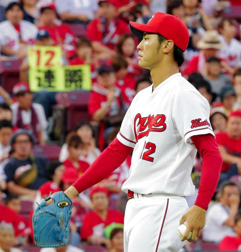 　ファンが「１２連勝」のボードを掲げる中、ヤクルト打線につかまり、苦しむ中村恭（撮影・吉澤敬太）