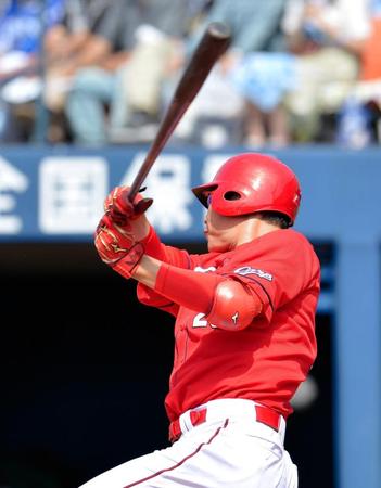 ２回広島無死、新井は右中間に先制ソロを放つ＝横浜スタジアム（撮影・西岡正）