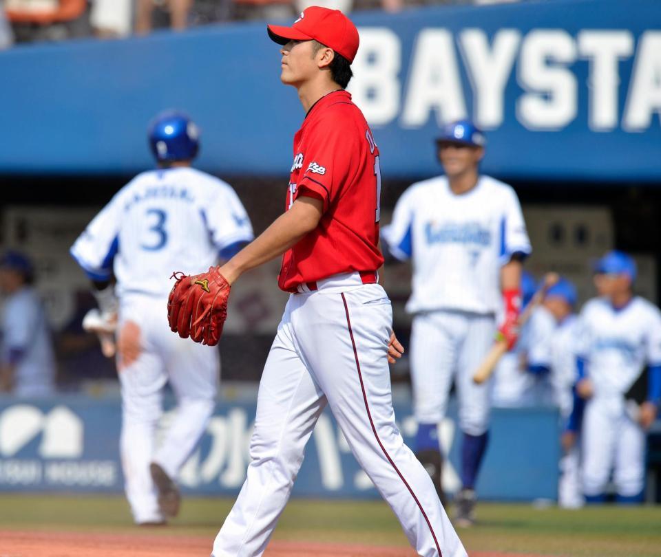 ＤｅＮＡ・桑原に適時打を浴びて勝ち越しを許した広島・岡田（中）＝横浜スタジアム（撮影・西岡正）