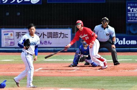 ２回、先制ソロを放つ新井（投手・石田）　